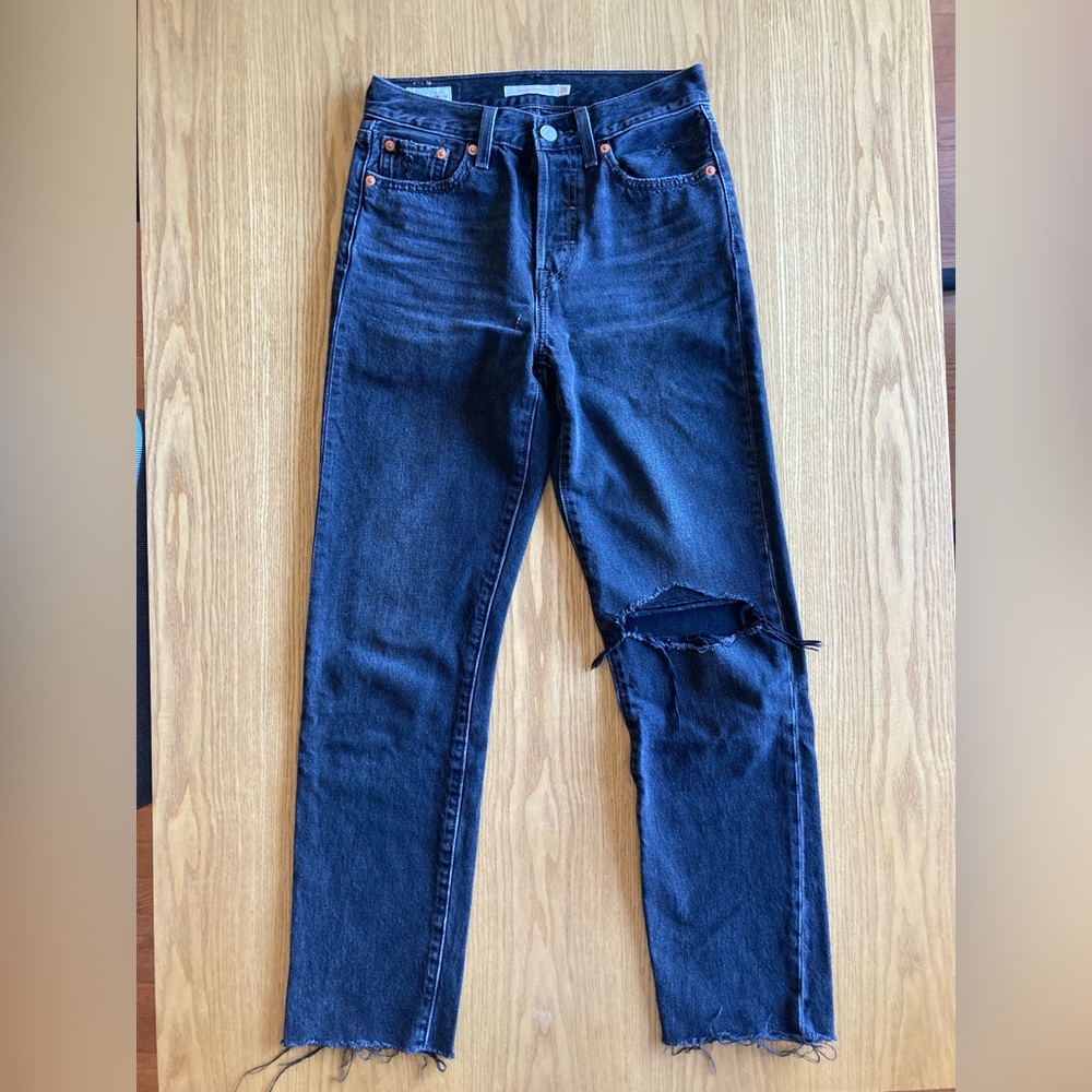 Levi’s Premium Black Distressed Wedgie Straight Jeans - Size 25x28 - Picture 5 of 6